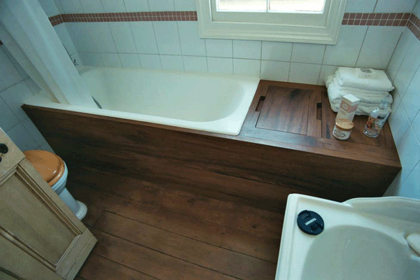 Fitted bath in rich, dark hardwood 